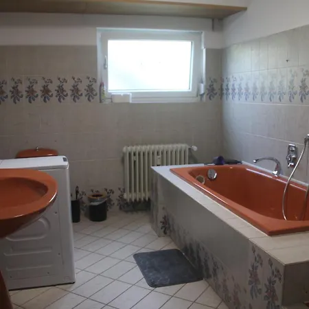 95 Qm Kuehle 2 Sz Wohnung Mit Bbq Garten 아파트 *